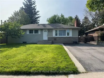 4382 NEW Street, Burlington, ON L7L 1T6