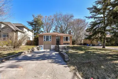 445 WILLIS Drive Upper, Oakville, ON L6L 4V6