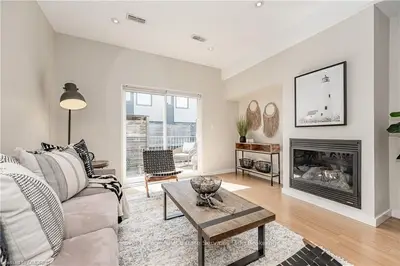 90 PRINCE CHARLES Drive 2, Oakville, ON L6K 2C9