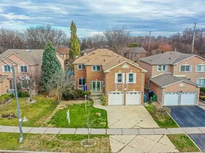 4015 LOYALIST Drive, Mississauga, ON L5L 3Y6
