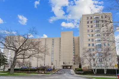 5280 LAKESHORE Road 702, Burlington, ON L7L 5R1