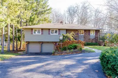 1123 GREENOAKS Drive, Mississauga, ON L5J 3A1