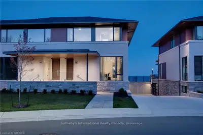 10 MAPLE GROVE Drive 19, Oakville, ON L6J 0E1