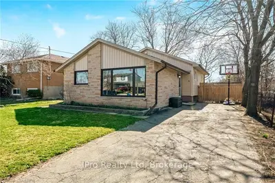 4 RAYLAWN Crescent, Halton Hills, ON L7G 4M5