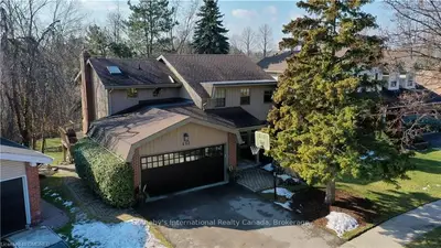452 Carlton Drive, Oakville, ON L6J 5X3
