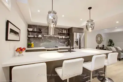 164 MAURICE Drive 2, Oakville, ON L6K 2W9