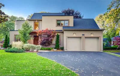 1043 Rebecca Street, Oakville, ON L6L 1Y4