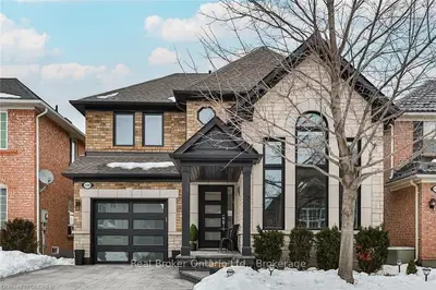 2582 FALKLAND Crescent, Oakville, ON L6M 4Y1