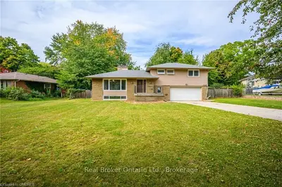 1449 LAKESHORE Road W UPPER, Oakville, ON L6L 1G4