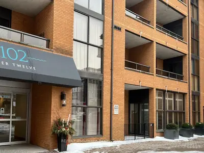 102 BRONTE Road 103, Oakville, ON L6L 6J5