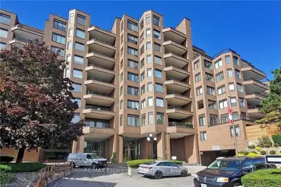100 Lakeshore Road E 102, Oakville, ON L6J 6M9