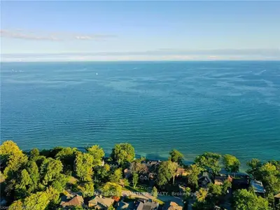 128 St Lawrence Drive, Mississauga, ON L5G 4V2
