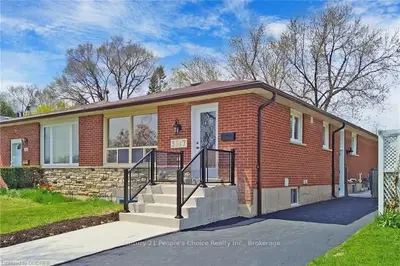 3317 STRABANE Drive, Mississauga, ON L5C 1W9
