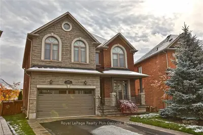 2230 Hatfield Drive, Oakville, ON L6M 4W4