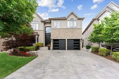 525 SPRUCE NEEDLE Court, Oakville, ON L6H 7L2