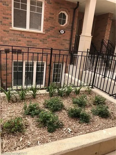 2420 BARONWOOD Drive 37-01, Oakville, ON L6M 0X6