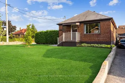 147 STRATHNAIRN Avenue, Toronto W04, ON M6M 2G3