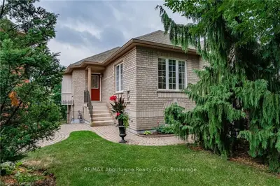 2203 HUMMINGBIRD Way, Oakville, ON L6M 3Z6