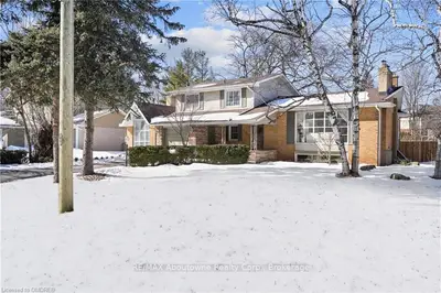 2063 Salvator Boulevard, Oakville, ON L6L 1M9