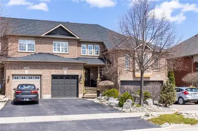 2253 Hummingbird Way, Oakville, ON L6M 3Z7