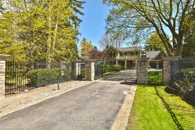 1118 Lakeshore Road E, Oakville, ON L6L 1G1
