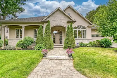 1071 LAKESHORE Road W, Oakville, ON L6L 1E7