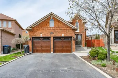 5559 WHEATLAND Court, Mississauga, ON L5V 2E4