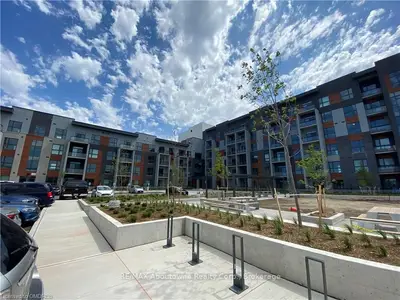 95 DUNDAS Street W 226, Oakville, ON L6M 5N4