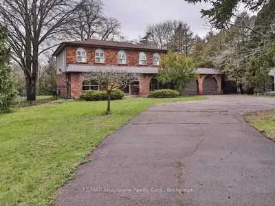 1087 Lakeshore Road W, Oakville, ON L6L 1E7