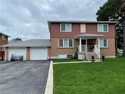 110 INGLEWOOD Drive Main, Oakville, ON L6K 1W7