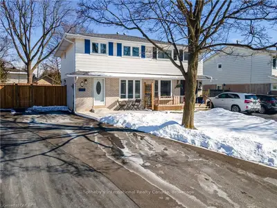 11 ONSLOW Court, Oakville, ON L6H 1J1