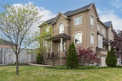 6645 JAZZY Mews, Mississauga, ON L5W 1S2