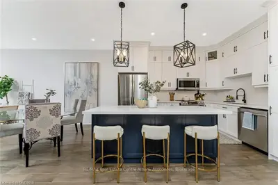 102 BRONTE Road 111, Oakville, ON L6L 6J5