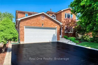 316 EVERGREEN Crescent, Oakville, ON L6H 4T7