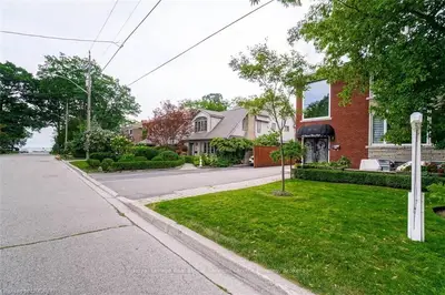 42 OAKWOOD Avenue S Upper, Mississauga, ON L5G 3L5