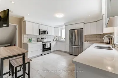 3292 NOBLETON Drive, Mississauga, ON L4X 2N8