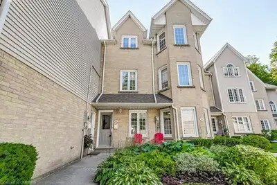 2110 Cleaver Avenue 222, Burlington, ON L7M 3Z4