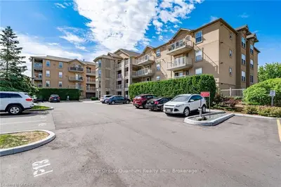 1450 Bishops Gate 302, Oakville, ON L6M 4N1