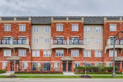 51 Hays Boulevard 2, Oakville, ON L6H 0J1