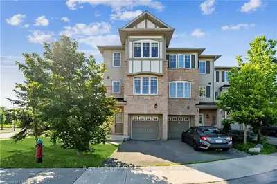 2006 TRAWDEN Way 1, Oakville, ON L5L 4A5