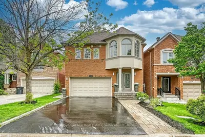 5511 WINDY HILL Court, Mississauga, ON L4Z 3W4