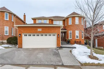 1255 WINTERBOURNE Drive, Oakville, ON L6J 7G3