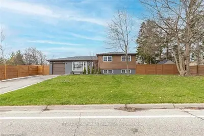 490 STANFIELD Drive, Oakville, ON L6L 3R3