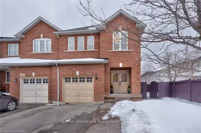 6144 ROWERS Crescent, Mississauga, ON L5V 3A1