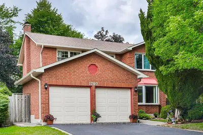 1202 OLD CARRIAGE Way, Oakville, ON L6M 2E2