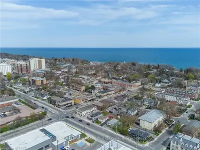 212 KERR Street 909, Oakville, ON L6K 3B1