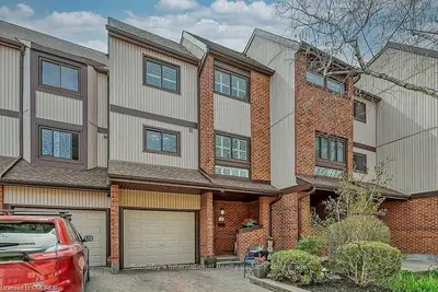 1060 WALDEN Circle 18, Mississauga, ON L5J 4J9