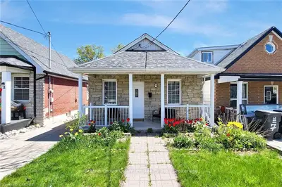9 BAYLISS Avenue, Toronto W04, ON M6N 4P2