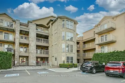 1470 BISHOPS Gate 407, Oakville, ON L6M 4N2