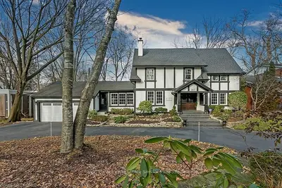 307 LAKESHORE Road W, Oakville, ON L6K 1G2